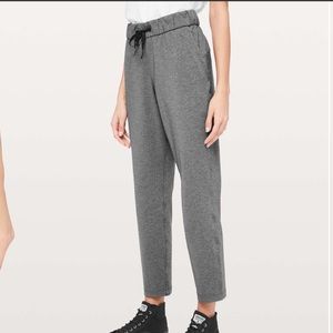 Lululemon on the fly 7/8 pants heathered blk sz 4
